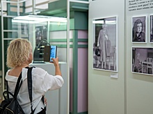 Актриса Дарья Юрская открыла выставку о Наталье Теняковой