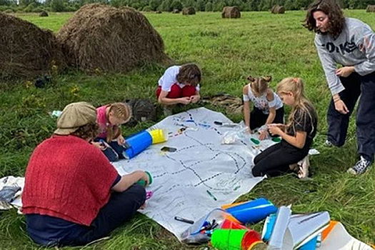 Голландская художница придумала творческие проекты в русских деревнях