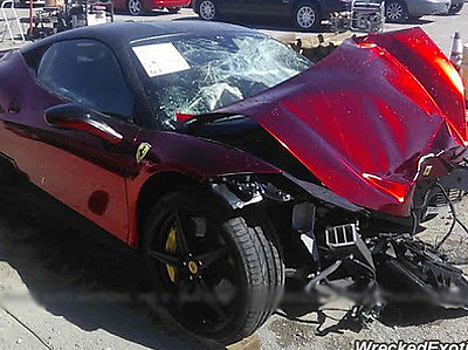 Богатые тоже бьются: дорогую Ferrari разорвали на запчасти!