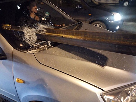 «Прошла в миллиметрах от пассажира»: на Авроре балка пробила лобовое стекло «Гранты»