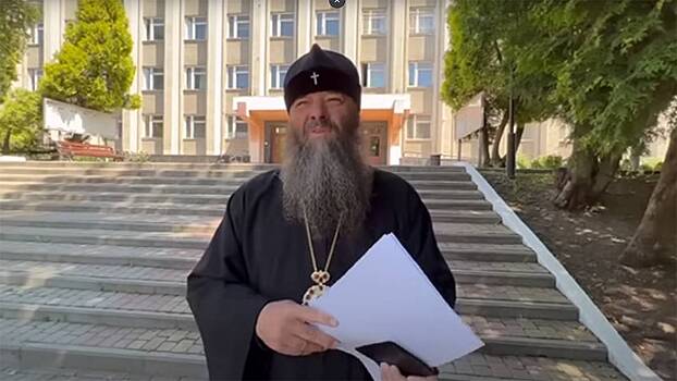 Три подростка зашли в школу с пистолетом и приказали классу встать на колени