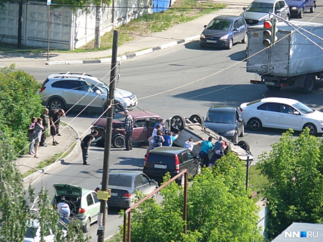Жигули в хлам, а Nissan перевернулся на крышу. Серьезное ДТП произошло в Сормове