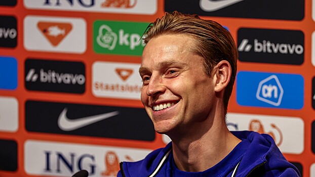 «Барселона» продлила контракт с нидерландским полузащитником