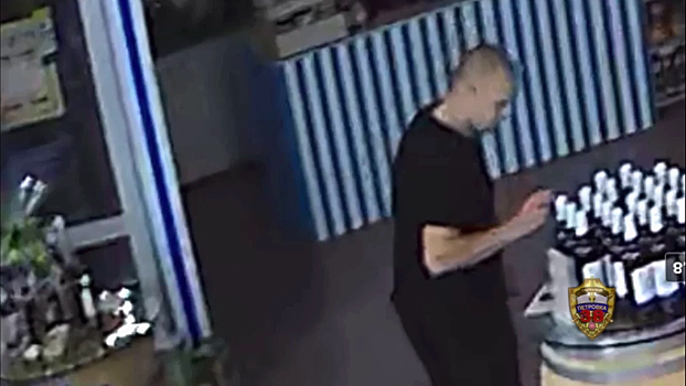 Взломщик похитил из магазина в центре Москвы кассу и две бутылки вина