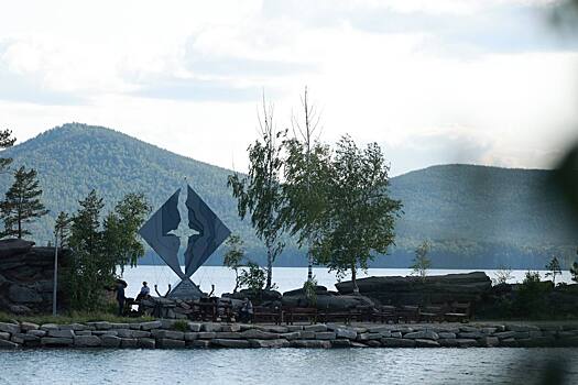 На мысе озера Тургояк открыли стелу «Альбатрос»