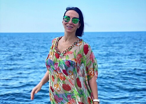 Звездная мама Алика Смехова продемонстрировала фигуру в купальнике