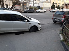 Гравитационная аномалия: машина провалилась под асфальт в центре Ростова