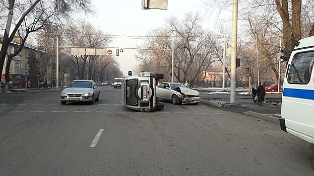 Внедорожник перевернулся после столкновения с легковушкой в Алматы