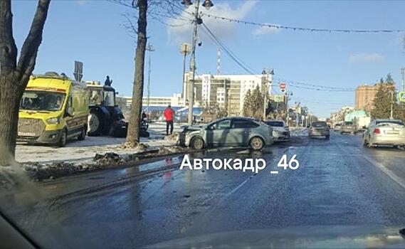 В Курске 28-летний водитель легковушки пострадал в ДТП с автобусом