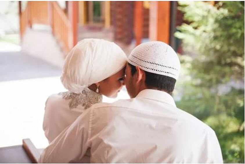 В некоторых регионах мира, где исповедуют ислам, принято, чтобы во время первой брачной ночи возле дверей супружеской пары находились родственники жениха и невесты. 