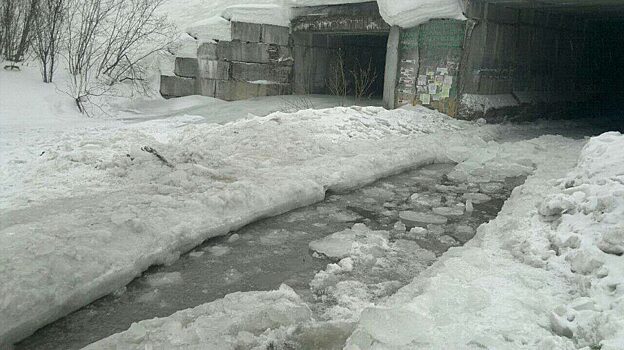 В Красноярске возросла угроза подтопления домов и дорог из-за обилия снега