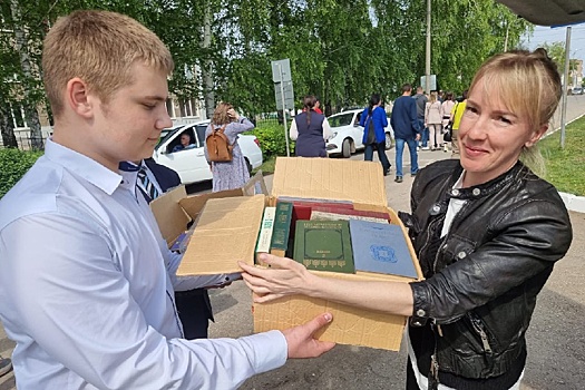 В Самарской области "РГ" передала книги сельской библиотеке