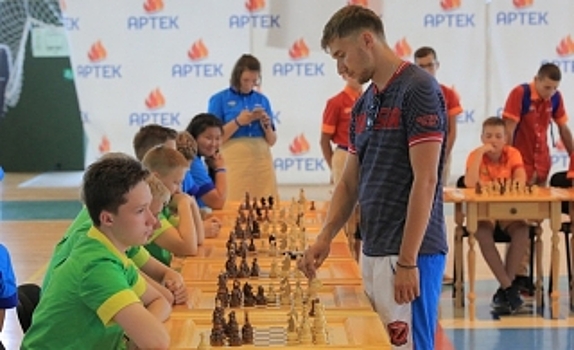 Шахматист Сергей Карякин посетил «Артек»