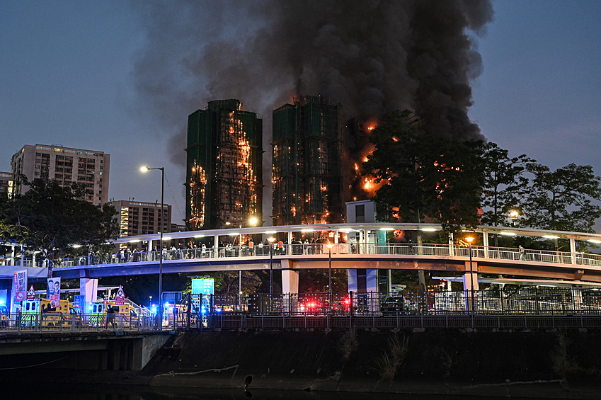 Очевидцы во время пожара в высотном жилом комплексе "Ван Фук Корт"