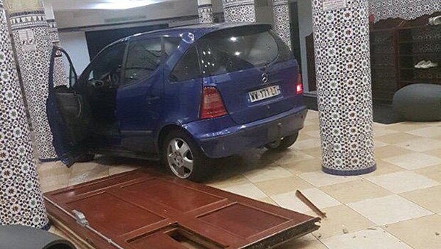 Неизвестный протаранил дверь мечети во Франции