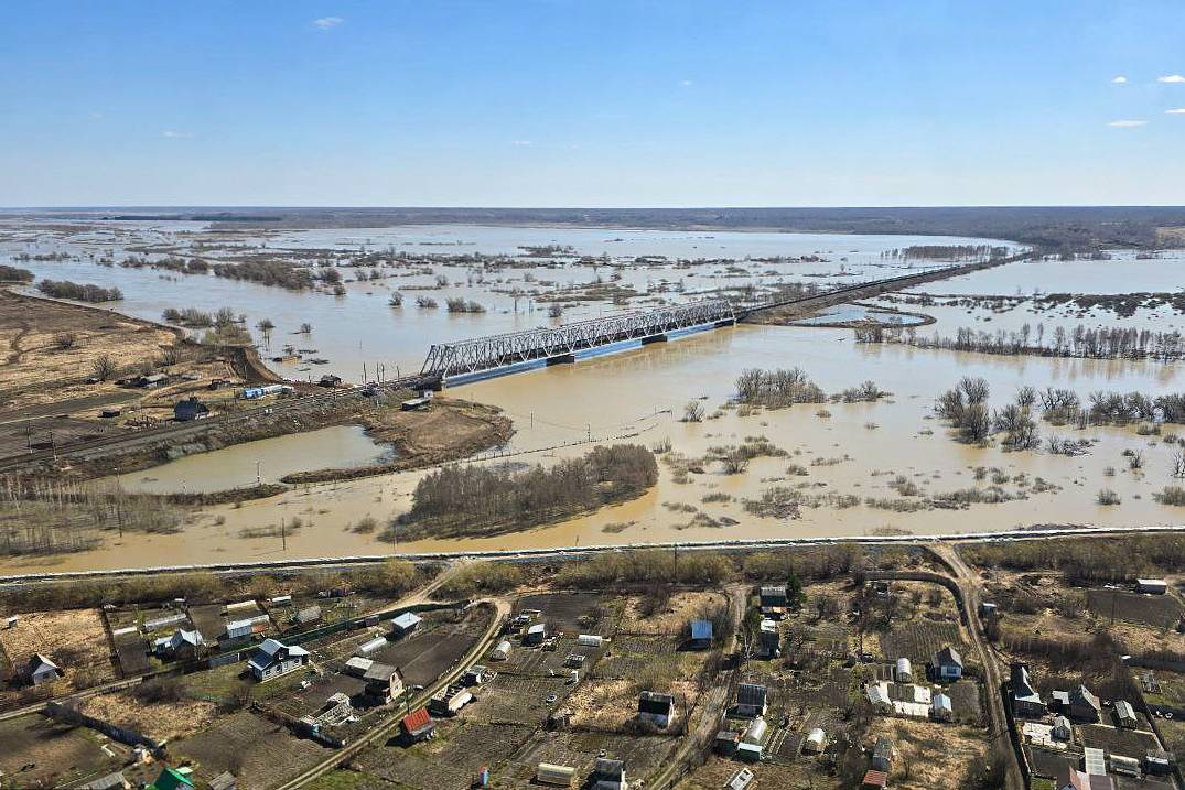 В российском регионе из-за паводков образовалась пробка на десятки километров