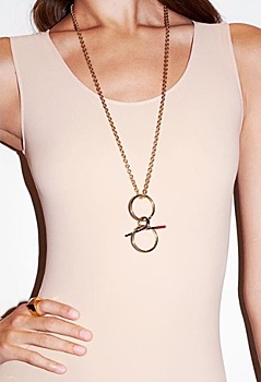 Виктория Бекхэм представила коллекцию ювелирных украшений