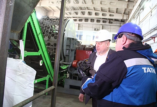 Мэр Омска Сергей Шелест посмотрел, как работает предприятие по переработке старых шин