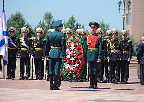 Праздничные мероприятия к 100-летию со дня образованию округа началось с церемонии возложения цветов к мемориальному комплексу на площади Славы в Хабаровске