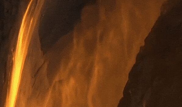 В Калифорнии водопад "превратился" в поток огня