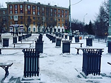 «Всегда полные». Зачем у кинотеатра «Заря» в Екатеринбурге поставили 40 урн