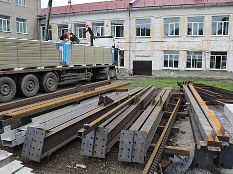 Александр Ролик проверил ход строительства нового спортзала в одной из школ Артёма