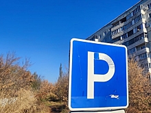 В Омске планируют обустроить платные парковки на 50 улицах