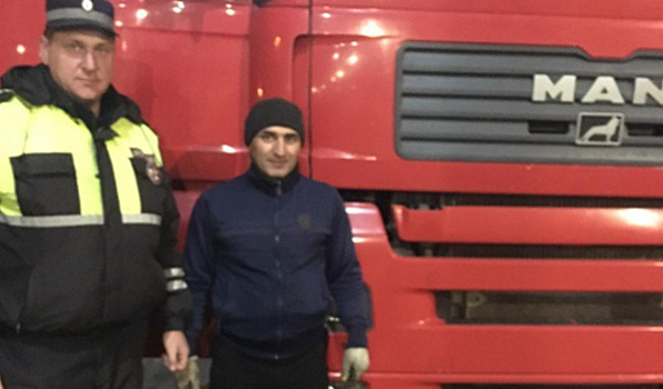 В Воронежской области инспектор ДПС помог водителю большегруза, сломавшегося на федеральной трассе