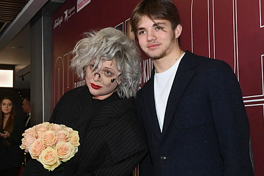Похудевшая жена Певцова посетила премьеру «Он + Она» с повзрослевшим сыном