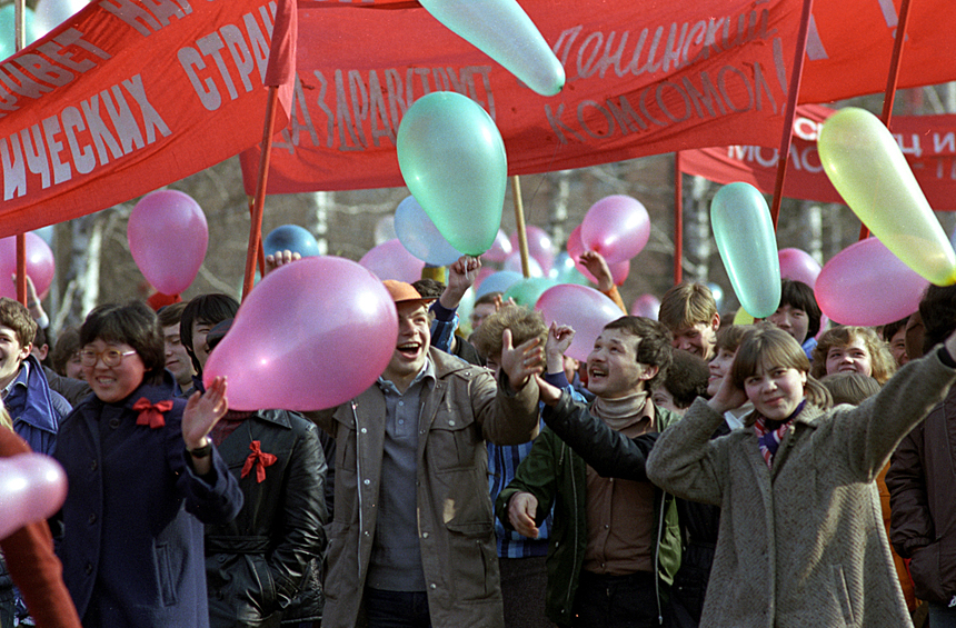 Студенты Новосибирского государственного университета во время первомайской демонстрации в Новосибирске.