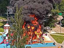 Мощный пожар на детской площадке в Новой Москве попал на видео