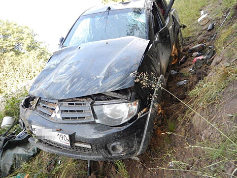На дороге Подосиновец – Луза 21-летний водитель Mitsubishi вылетел в кювет и опрокинулся: два человека госпитализированы