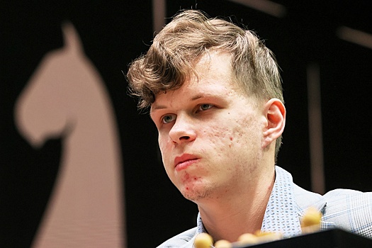 Россиянин Артемьев обыграл Карлсена в четвертьфинале шахматного турнира