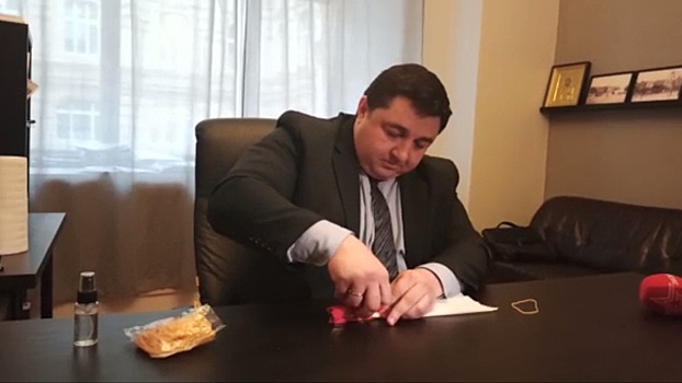 Мастер-класс по изготовлению маски за минуту от российского чиновника: видео
