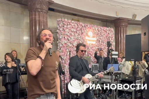Стас Михайлов выступил в московском метро на станции «Курская» в честь 8 марта