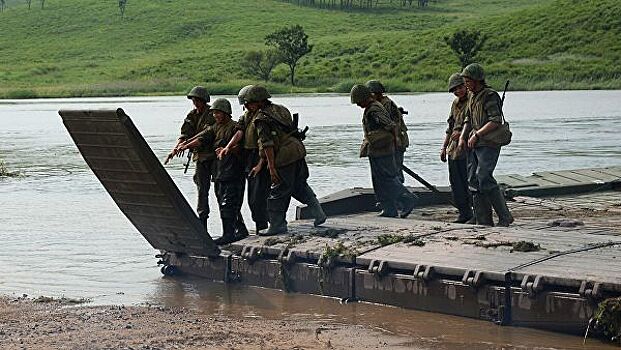 Военные создали для жителей сел в Бурятии понтонный мост