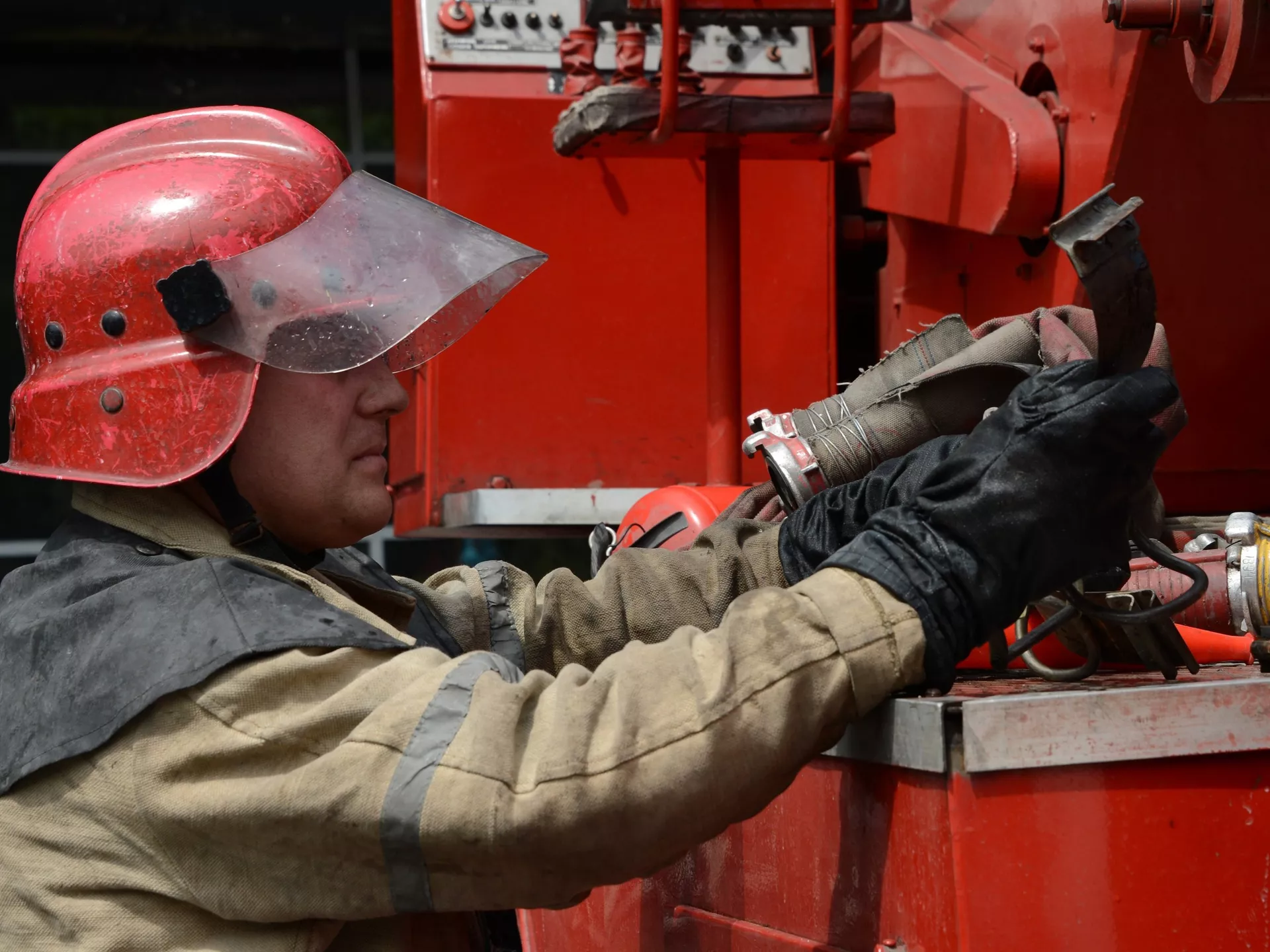 Пожары в российском регионе после атаки десятка дронов ВСУ сняли на видео