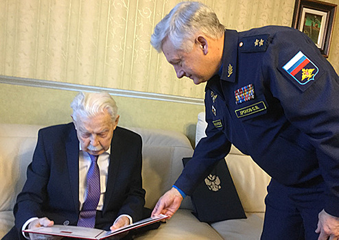 Бывшему начальнику радиотехнических войск ПВО страны, который отмечает вековой юбилей, вручено благодарственное письмо от имени Президента России