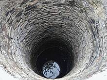 Женщина упала в ледяной колодец со змеями и выживала там двое суток