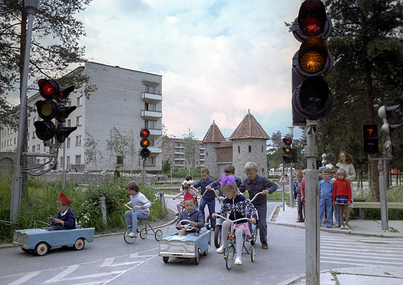 За рулем педальной машины можно было почувствовать себя по-настоящему взрослым. Эта игрушка была миниатюрной копией известных советских автомобильных марок и приводилась в движение с помощью педалей. Рассекать на такой по двору было очень круто