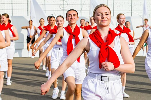 Историческая реконструкция в Парке Горького: парад 1930-х и сцены фильма «Свинарка и пастух»