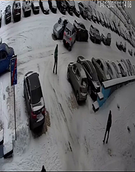 Неосторожность кемеровчанки привела к ДТП на парковке