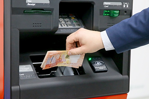 Банкоматы смогут принимать и выдавать обновленные банкноты в 100 и 5000 рублей
