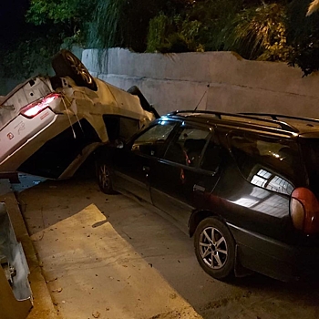 В Сочи легковушка свалилась на припаркованные машины