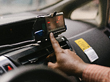 Соцсети: в Благовещенске таксист «сдал» пассажирку без маски в полицию