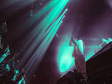 Mash: посетительница концерта Mayot дала пощечину полицейской