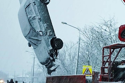 На Кубани автомобиль упал в реку