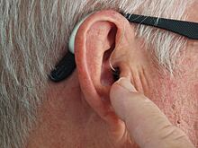 Вас не слышно: как понять, что нужен слуховой аппарат