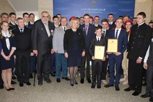 В Алтайском крае наградили подростков за спасенные жизни