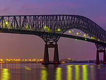 Мост обрушился в США после того, как в него врезался контейнеровоз